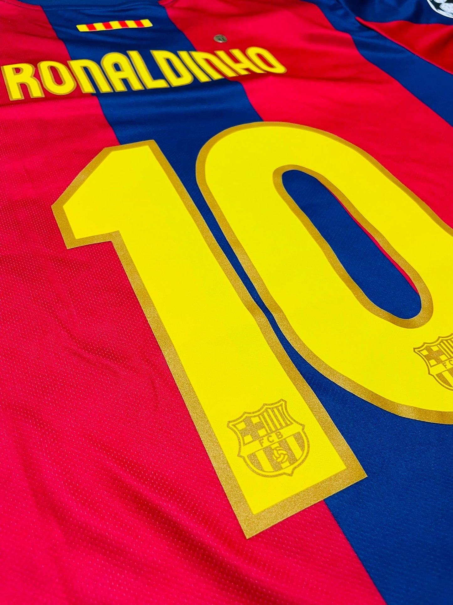 LEGENDS- Retro Ronaldinho Barcelona 2007 Home Jersey - Replica